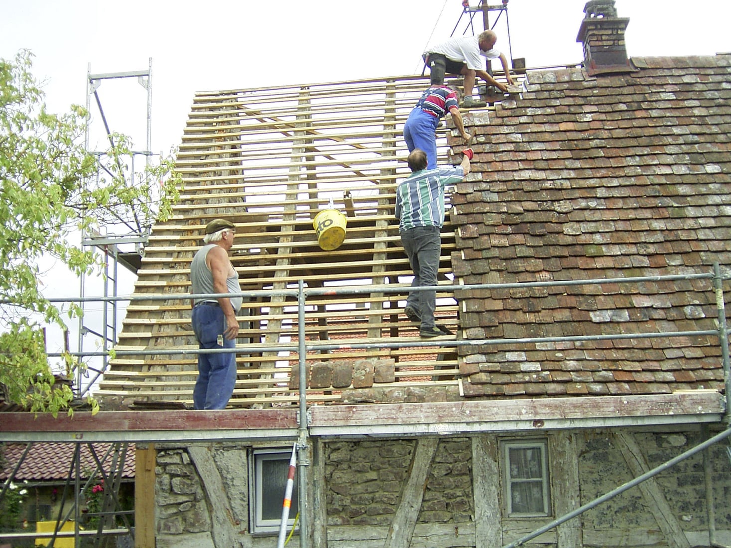 Das alte Museum bei der Sanierung, das Dach wird neu gedeckt