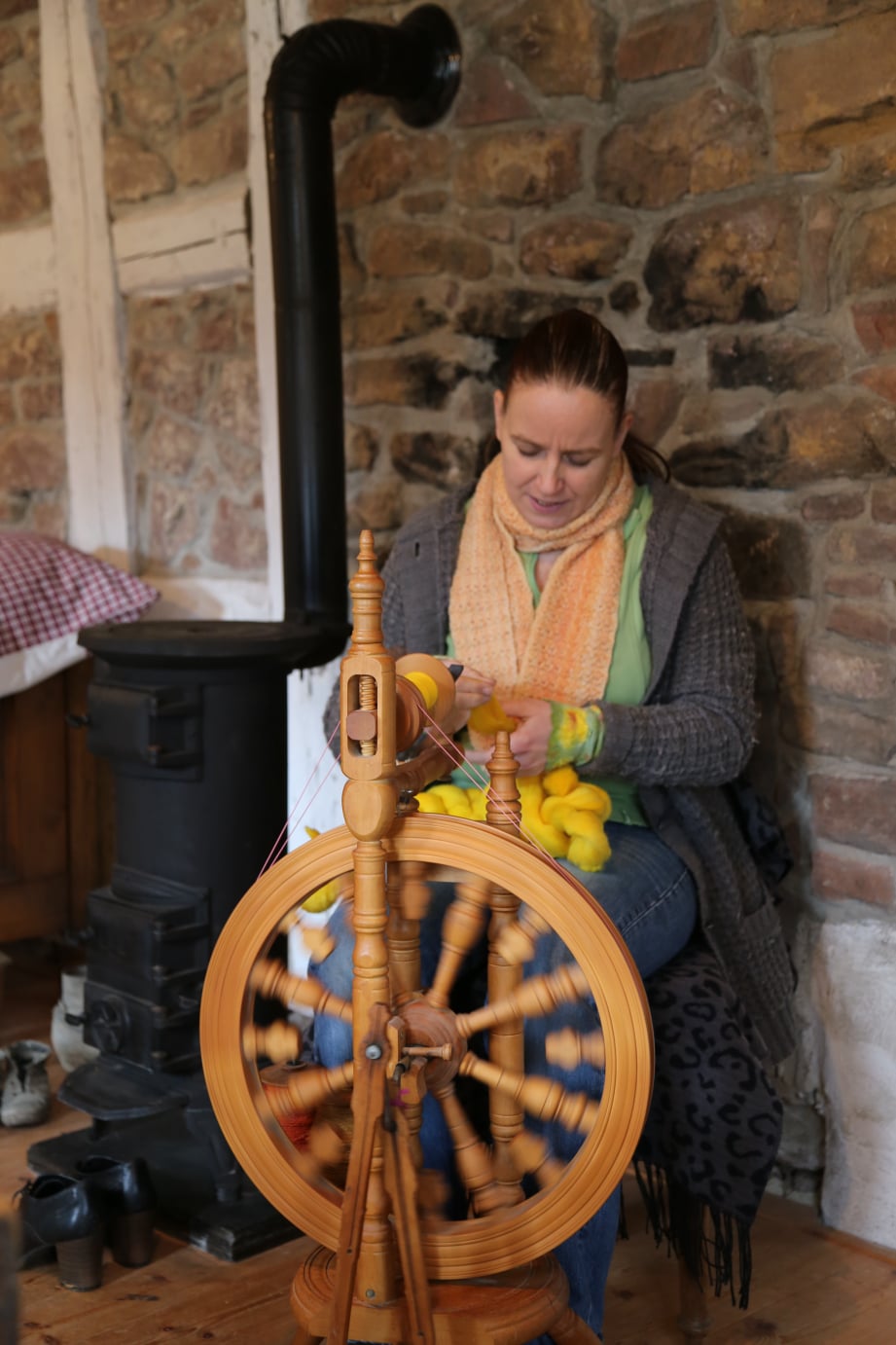 Spinnerin arbeitet an ihrem Spinnrad