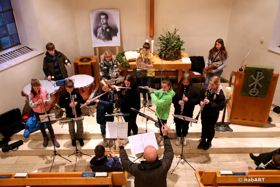 Schülerklasse macht Musik in der Kirche