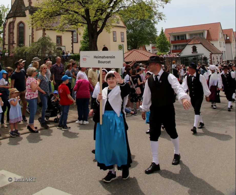 Trachtengruppe beim Umzug in Althengstett