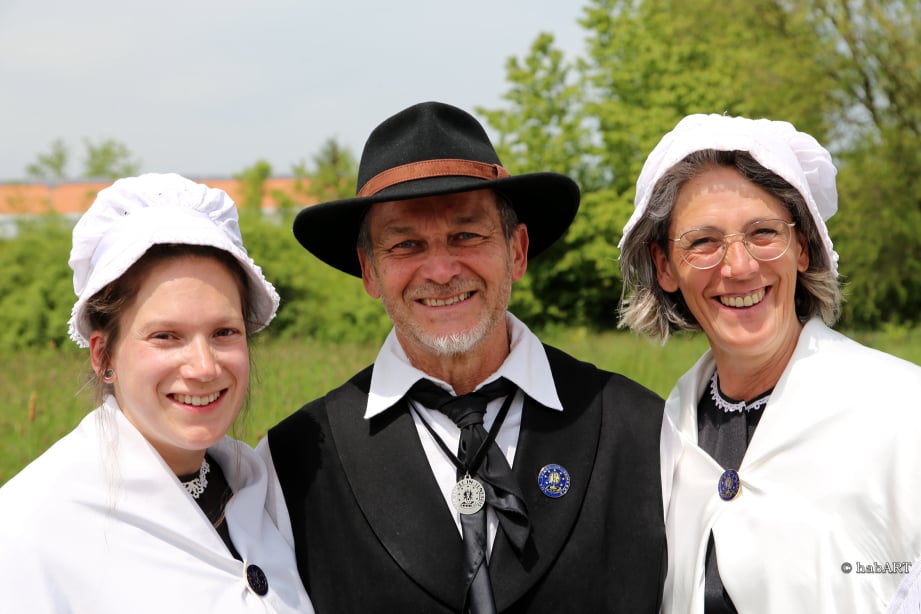 Familie in Tracht lacht in die Kamera