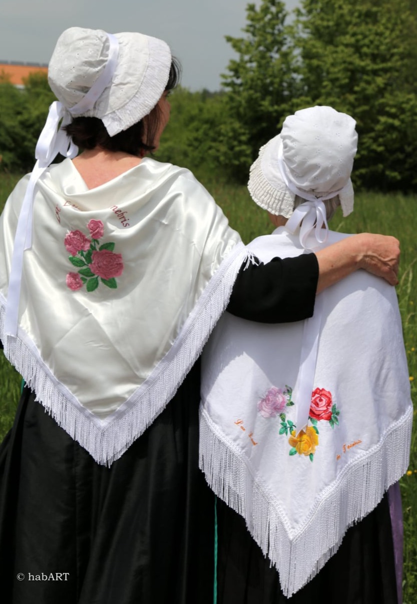 Zwei Trachtendamen von Hinten