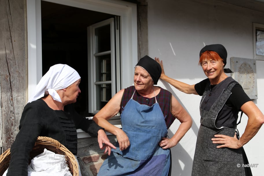 Frauen vor dem Museum.