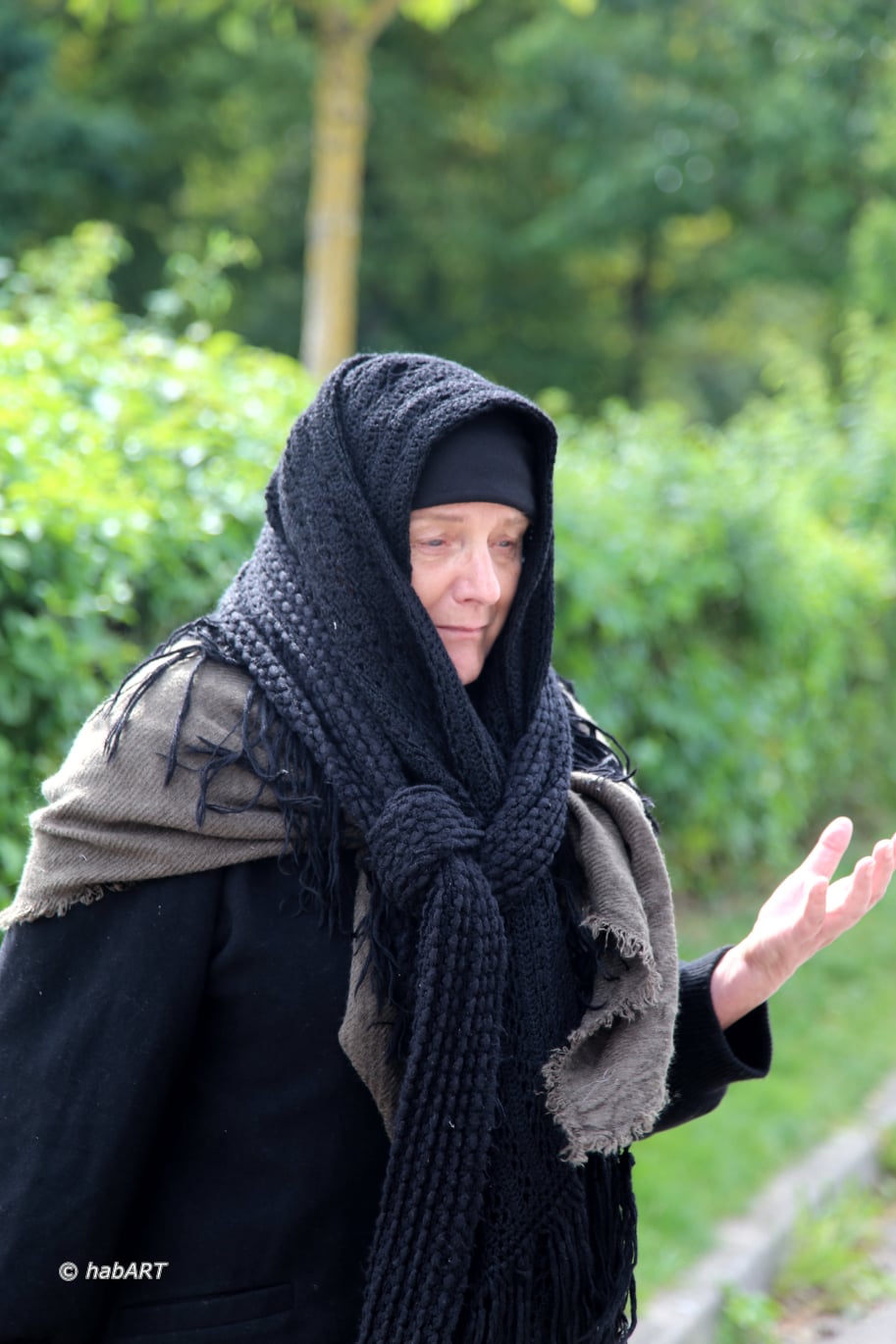 Alte Frau in schwarz gekleidet.