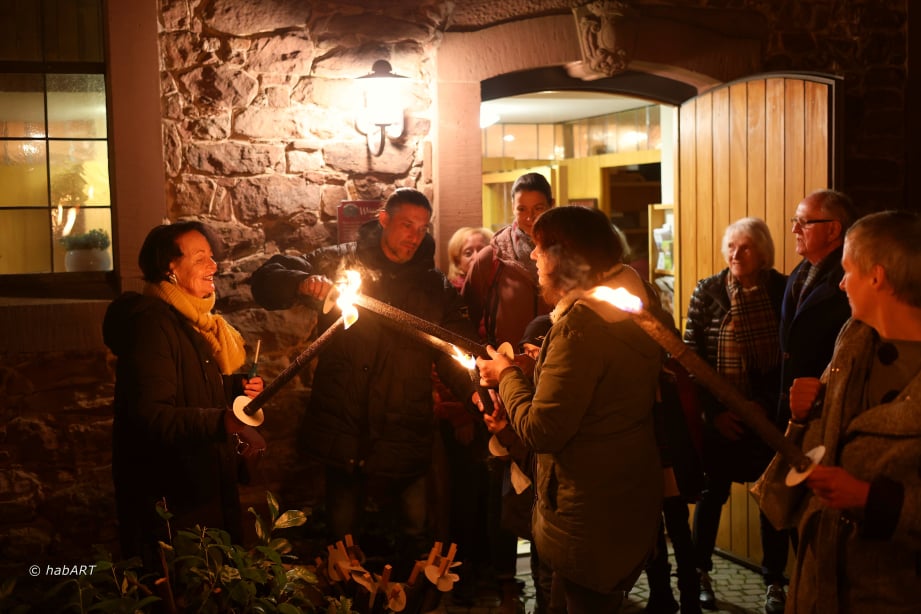 Gegenseitiges Anzünden der Fackeln