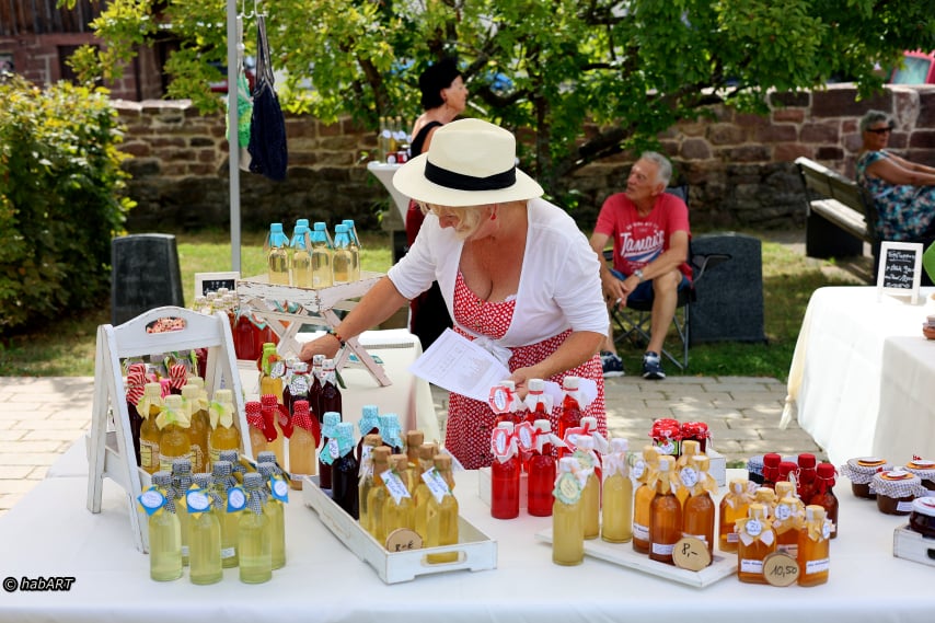 Verkaufsstand mit Sirupen und hübscher Dame