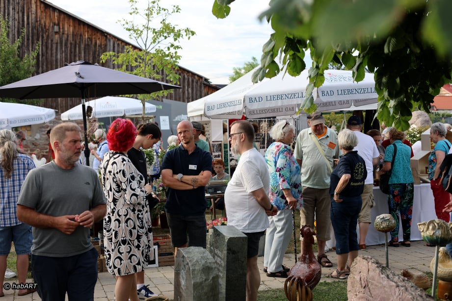 Besucher beim Waldensermarkt