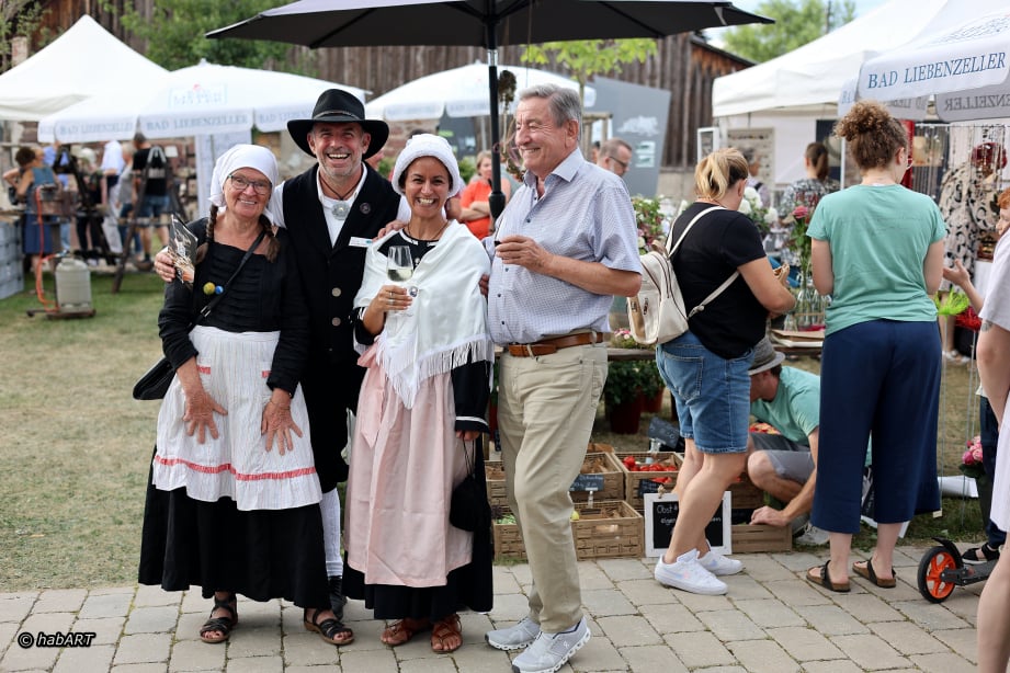 Trachtenträger und Gast posieren für die Kamera