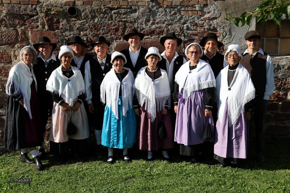 Trachtengruppe posiert für Foto