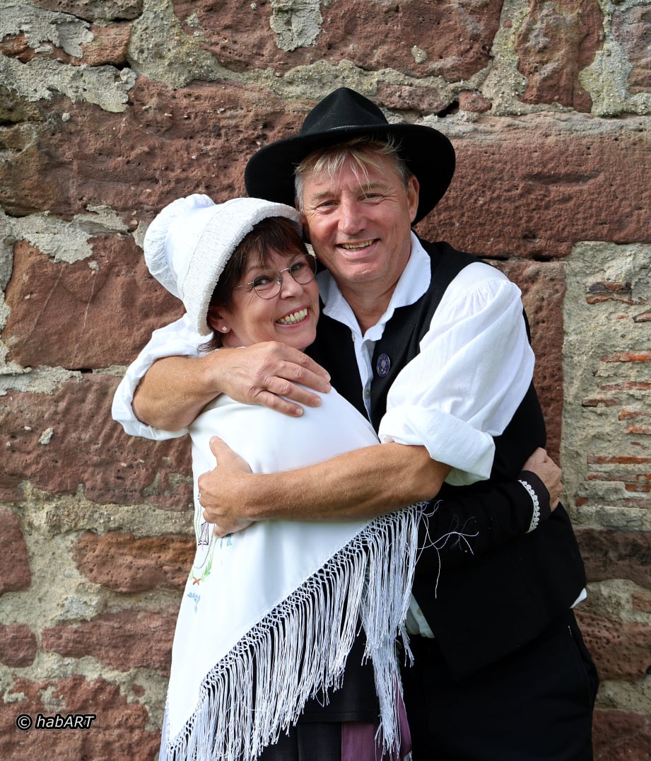 Andrea und Markus umarmen sich in Tracht