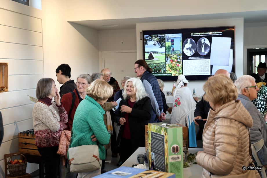 Besucher der Ausstellung "Wurzeln schlagen"