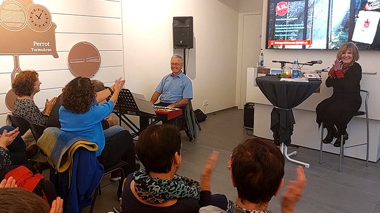 Gäste klatschen für den Pianisten