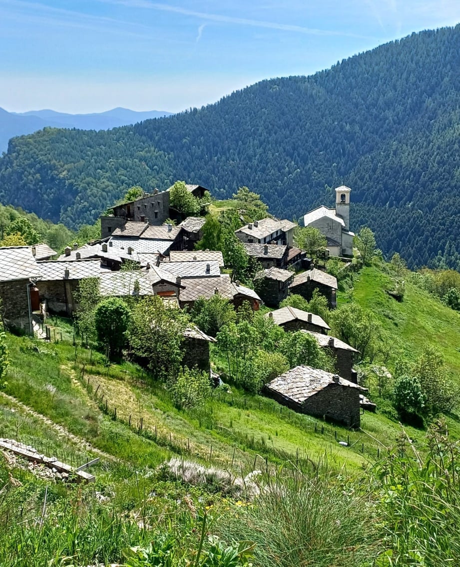 Blick auf den Ort Chasteiran