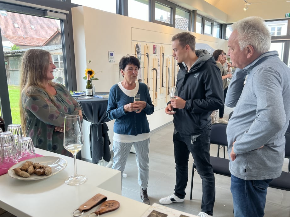 Gäste unterhalten sich im Neuen Museum