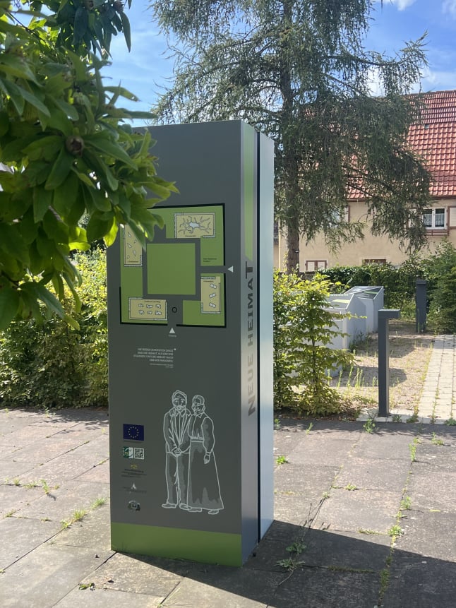 Stele im Garten "Neue Heimat"