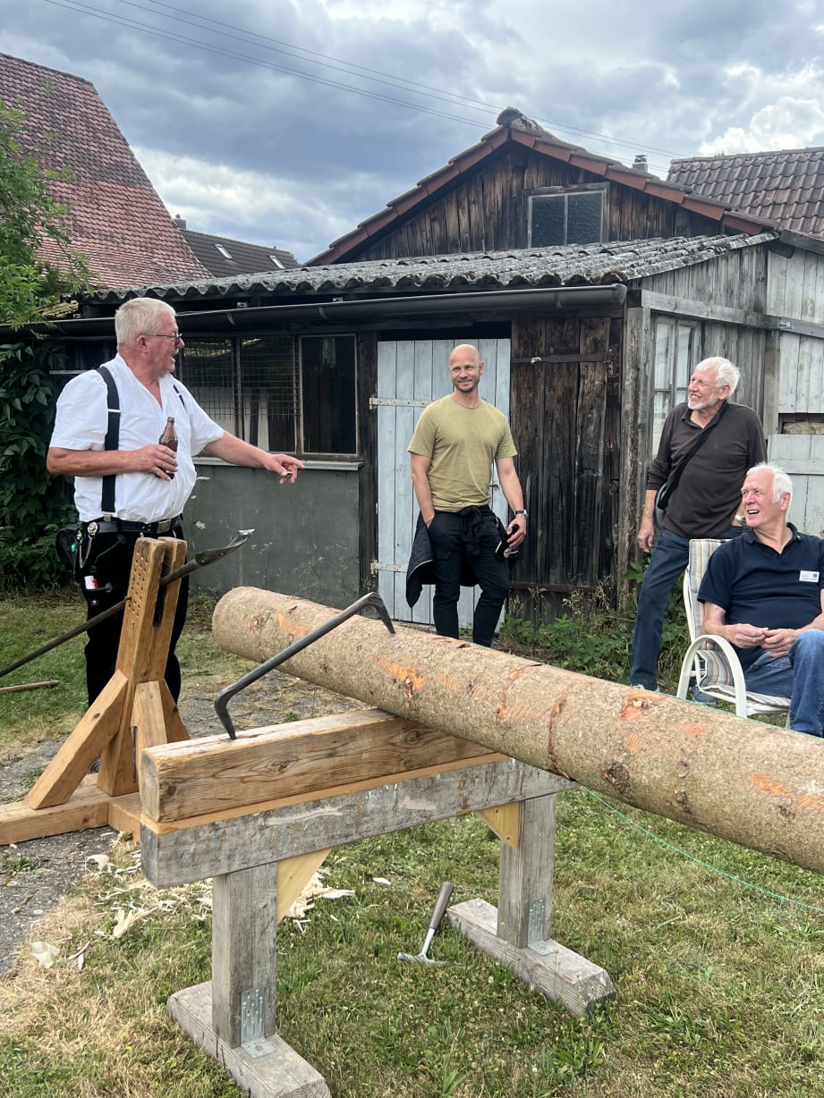 Der Teuchelmacher im Gespräch mit einigen Männern