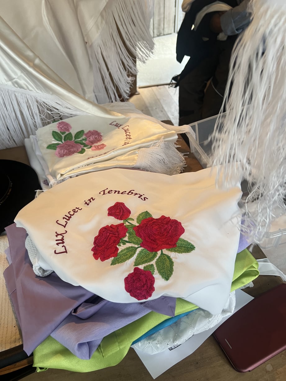 Trachtentücher auf einem Stapel liegend