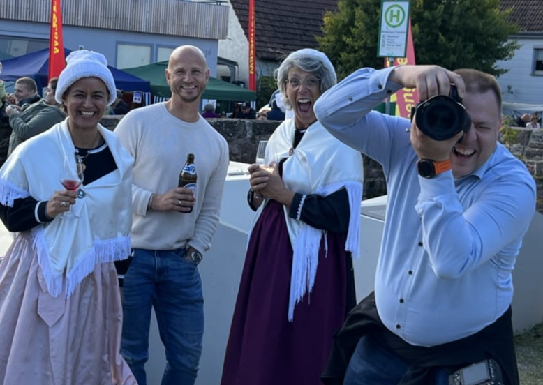 Lustige Menschen mit dem Fotografen Zipperer