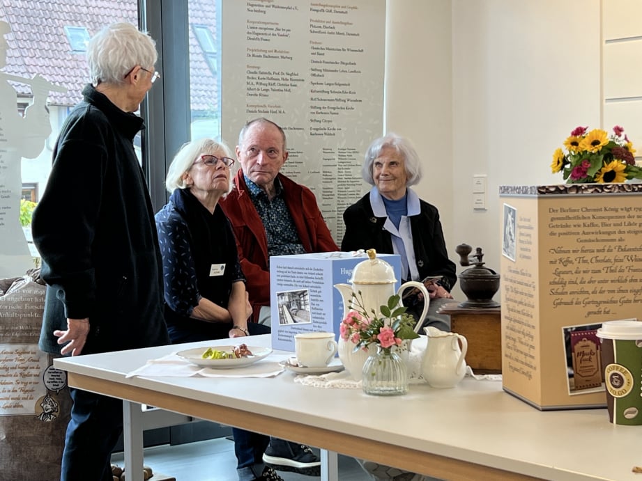 Besucher und Ausstellung "Wurzeln schlagen"