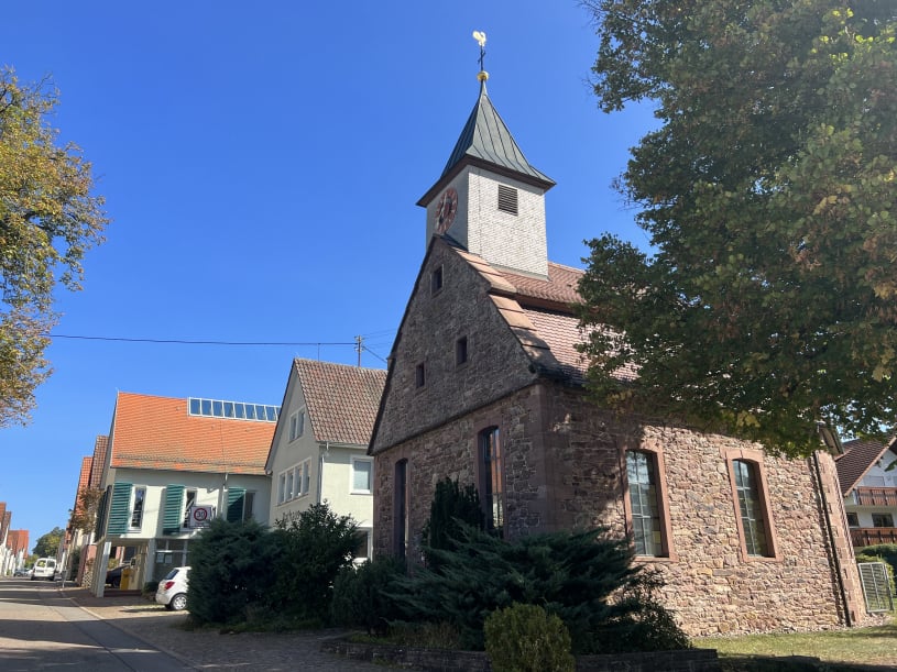Blick in die Möttlinger Straße, im Vordergrund die Waldenserkirche