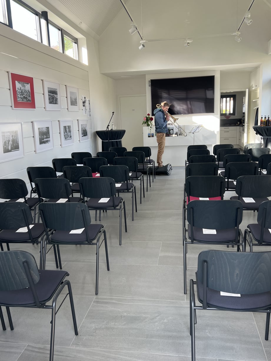 Blick in das noch leere, bestuhlte Neue Museum