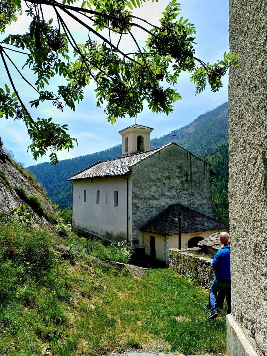 Eine alte Kirche im Angrognatal