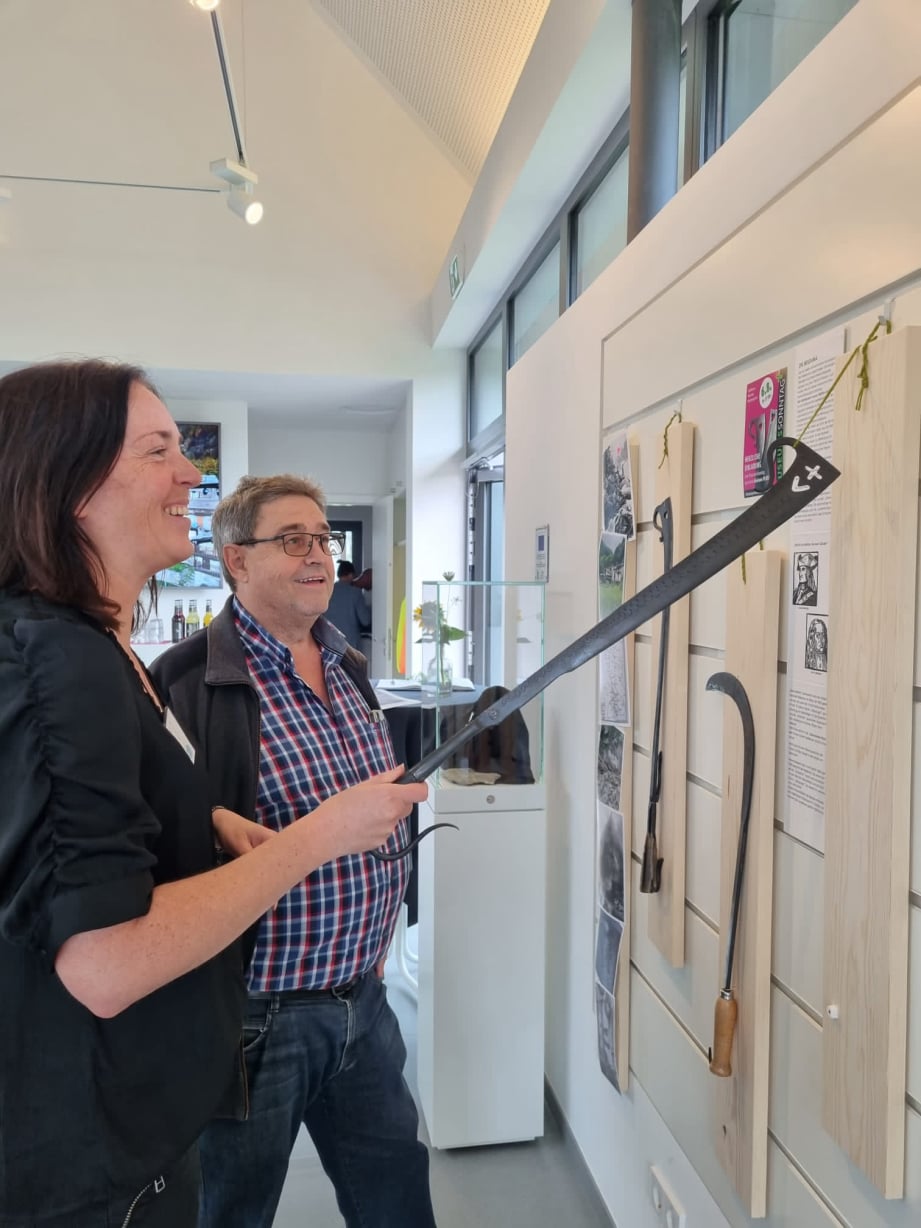 Gäaste schauen sich eine Beidana an