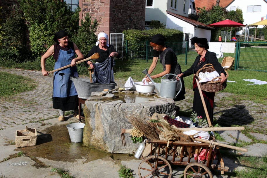 Frauen am Dorfbrunnen.